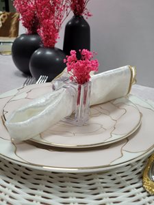 סידור שולחן עם הסט צלחות