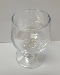 גביע על רגל ללחיים