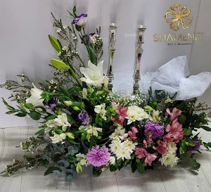 עיצוב פמוטים שזור בפרחים חיים